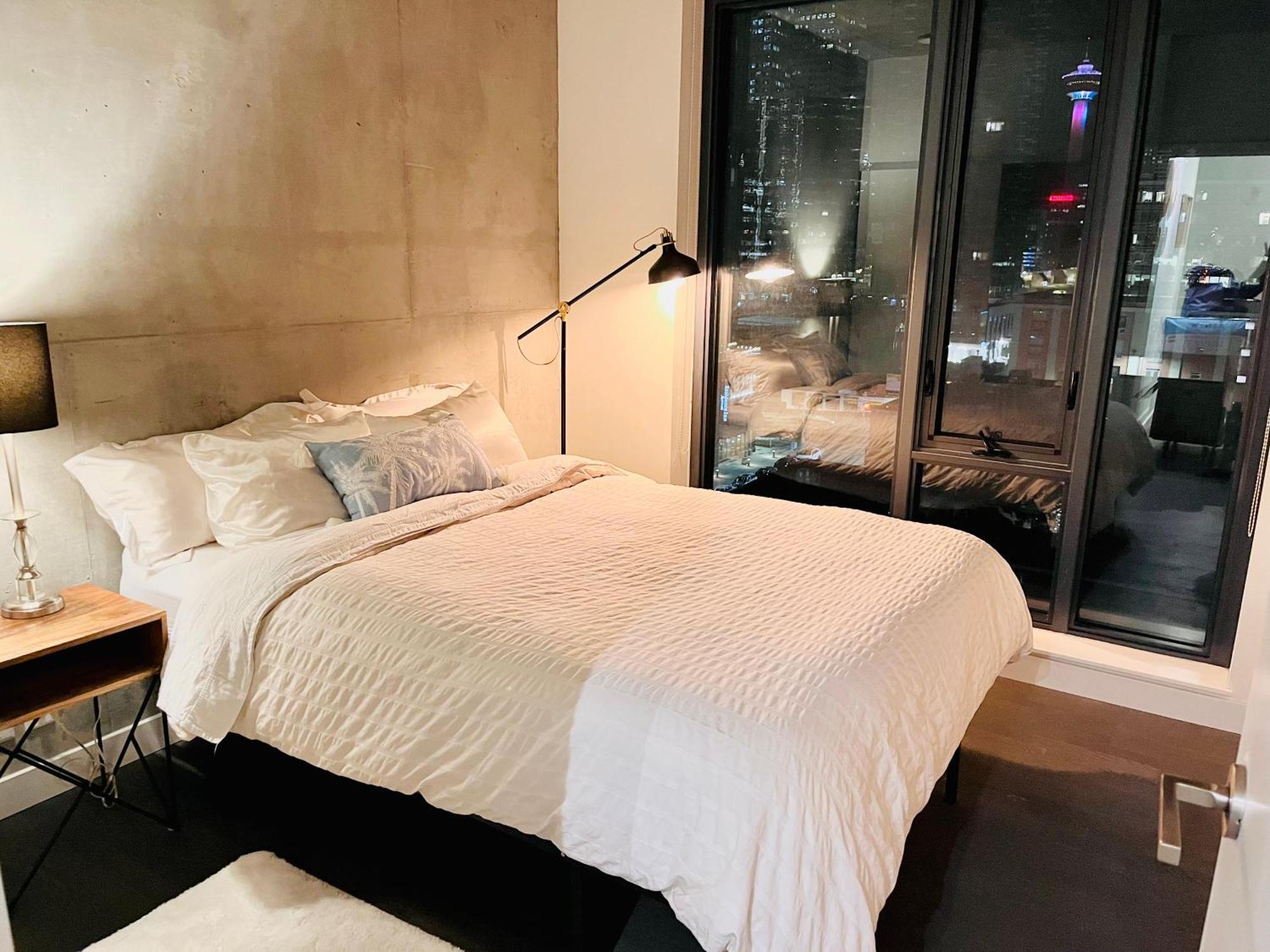 YYC Luxury Dt, 2 Bedroom Deal, Private Balcony, Full Kitchen, Gym - Free Parking מראה חיצוני תמונה