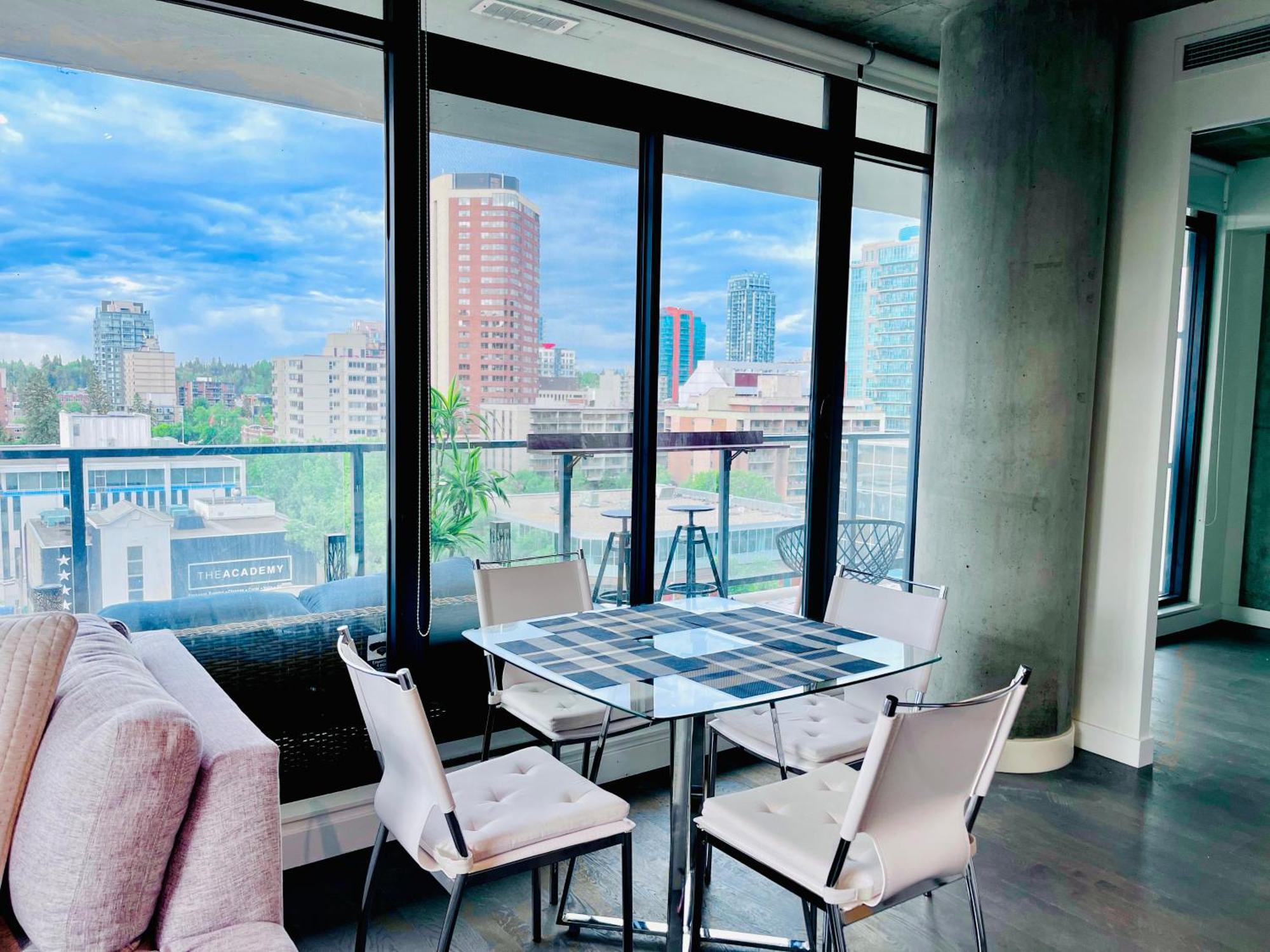 YYC Luxury Dt, 2 Bedroom Deal, Private Balcony, Full Kitchen, Gym - Free Parking מראה חיצוני תמונה