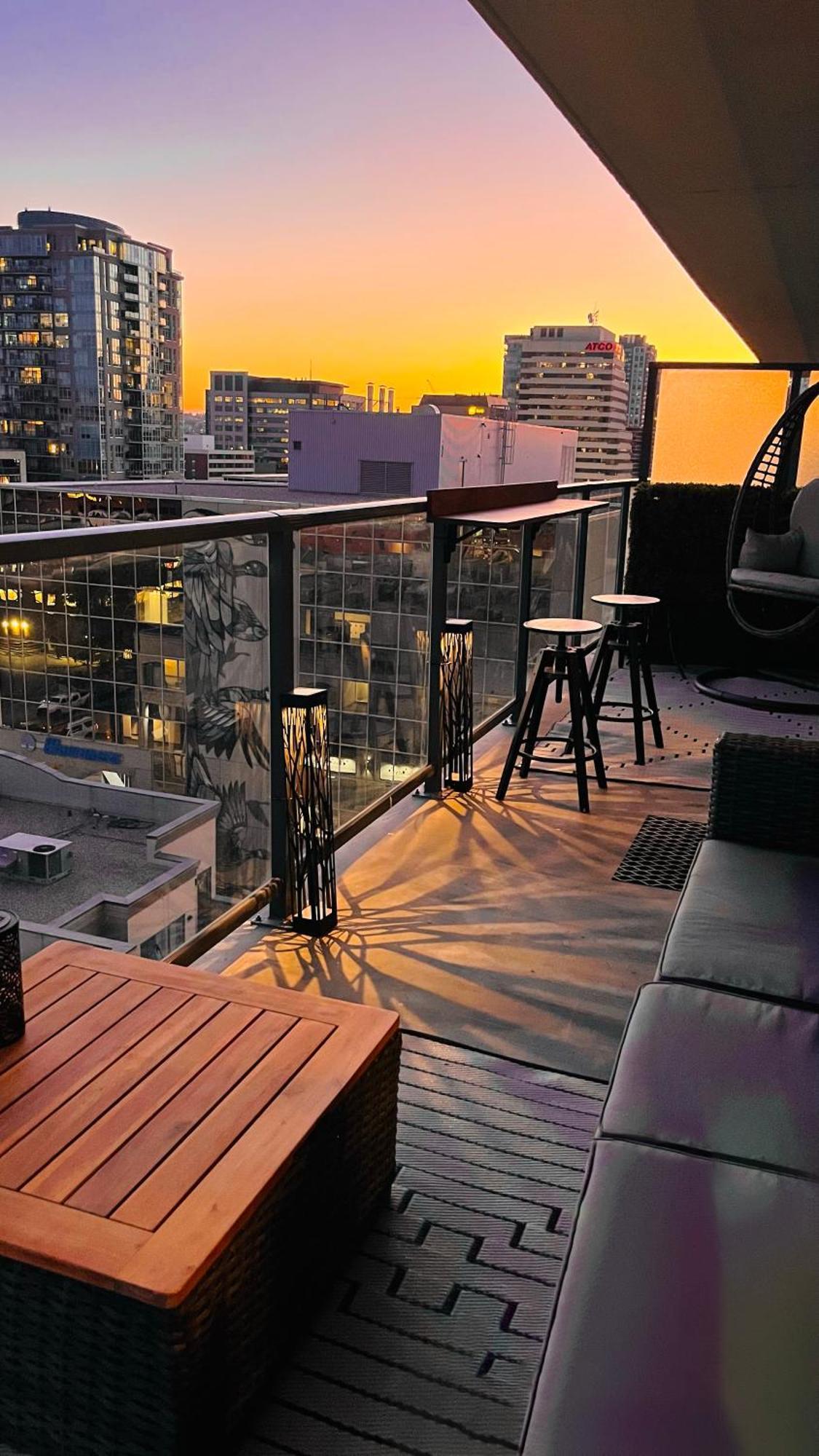 YYC Luxury Dt, 2 Bedroom Deal, Private Balcony, Full Kitchen, Gym - Free Parking מראה חיצוני תמונה