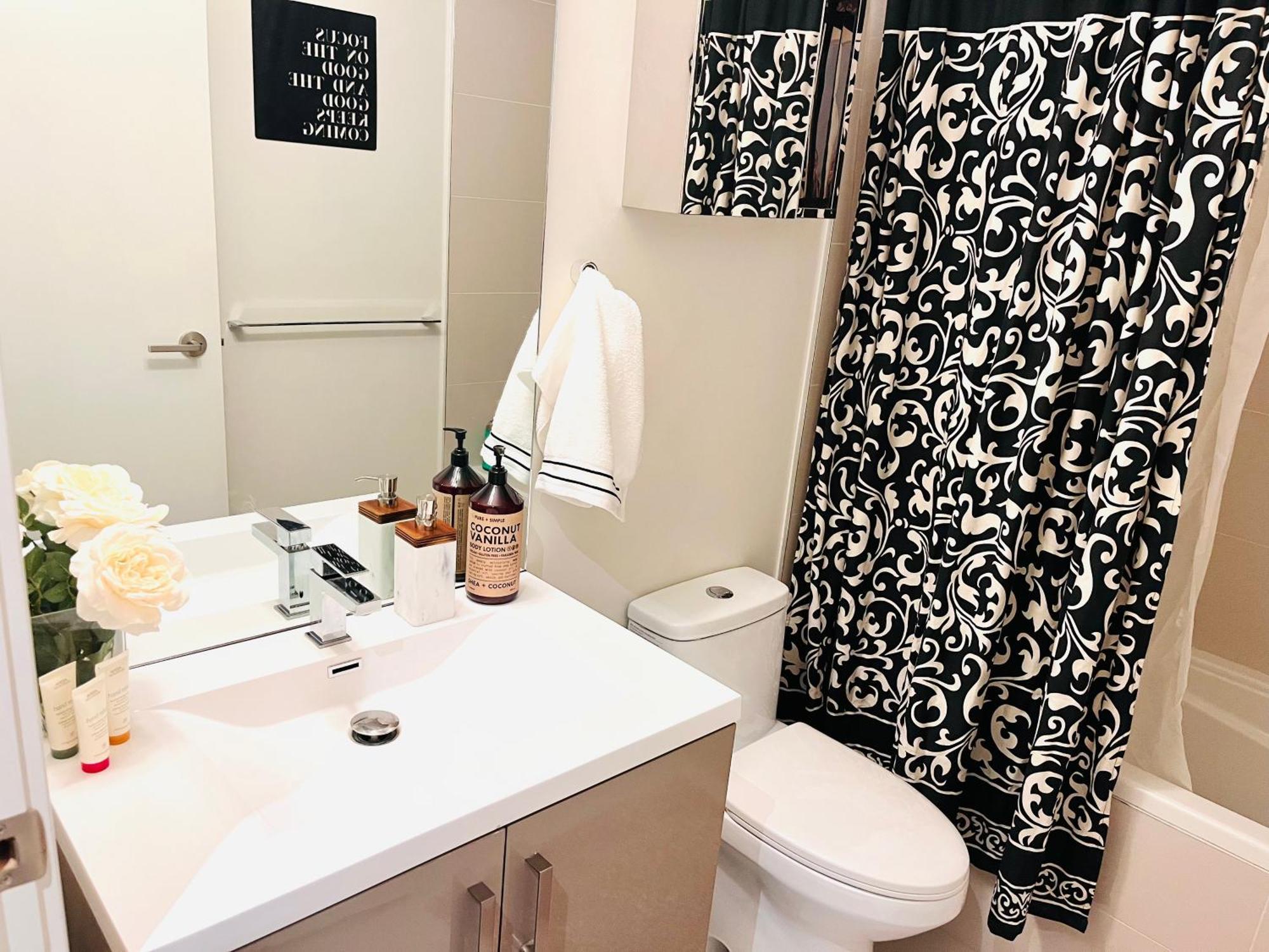 YYC Luxury Dt, 2 Bedroom Deal, Private Balcony, Full Kitchen, Gym - Free Parking מראה חיצוני תמונה