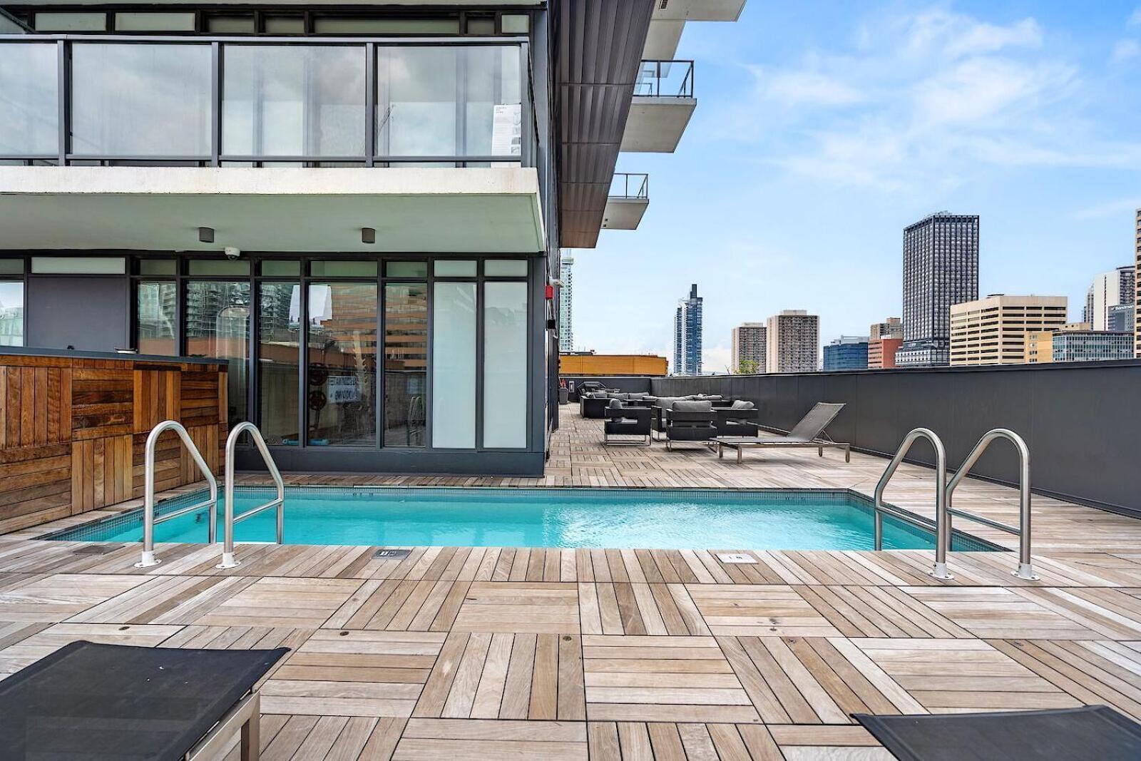 YYC Luxury Dt, 2 Bedroom Deal, Private Balcony, Full Kitchen, Gym - Free Parking מראה חיצוני תמונה